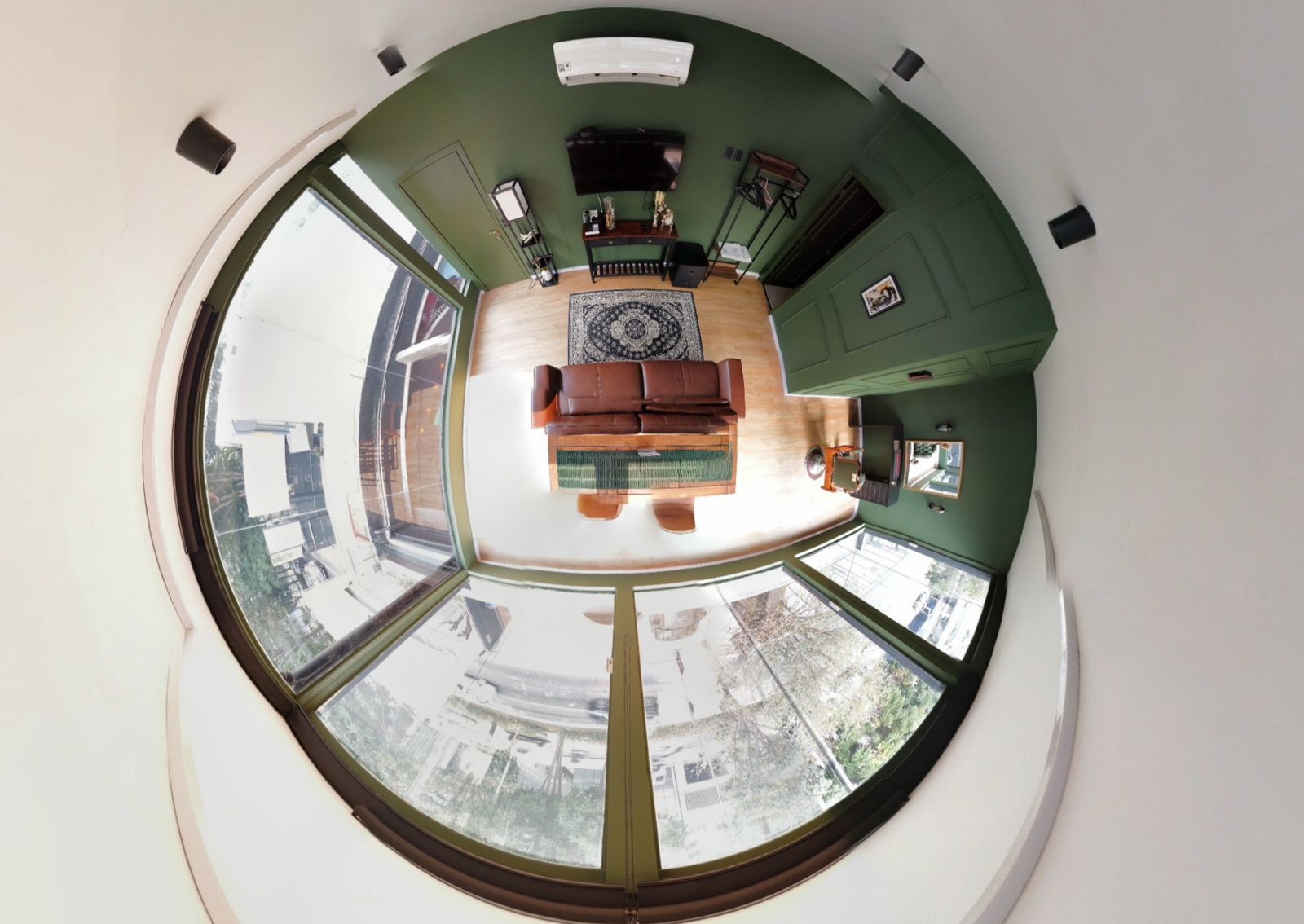 Área de espera com sofá confortável